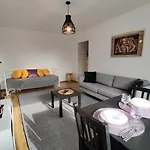 Appartamento Cozy 1br With Balcony, Free Wifi And Parking