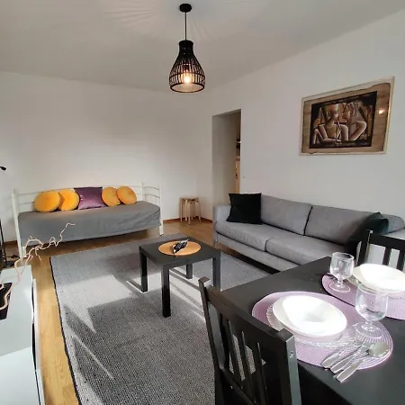 Lägenhet Cozy 1br With Balcony, Free Wifi And Parking